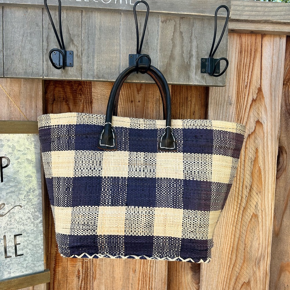 Handmade in Madagascar Onigo woven raffia  tote with leather handles EUC